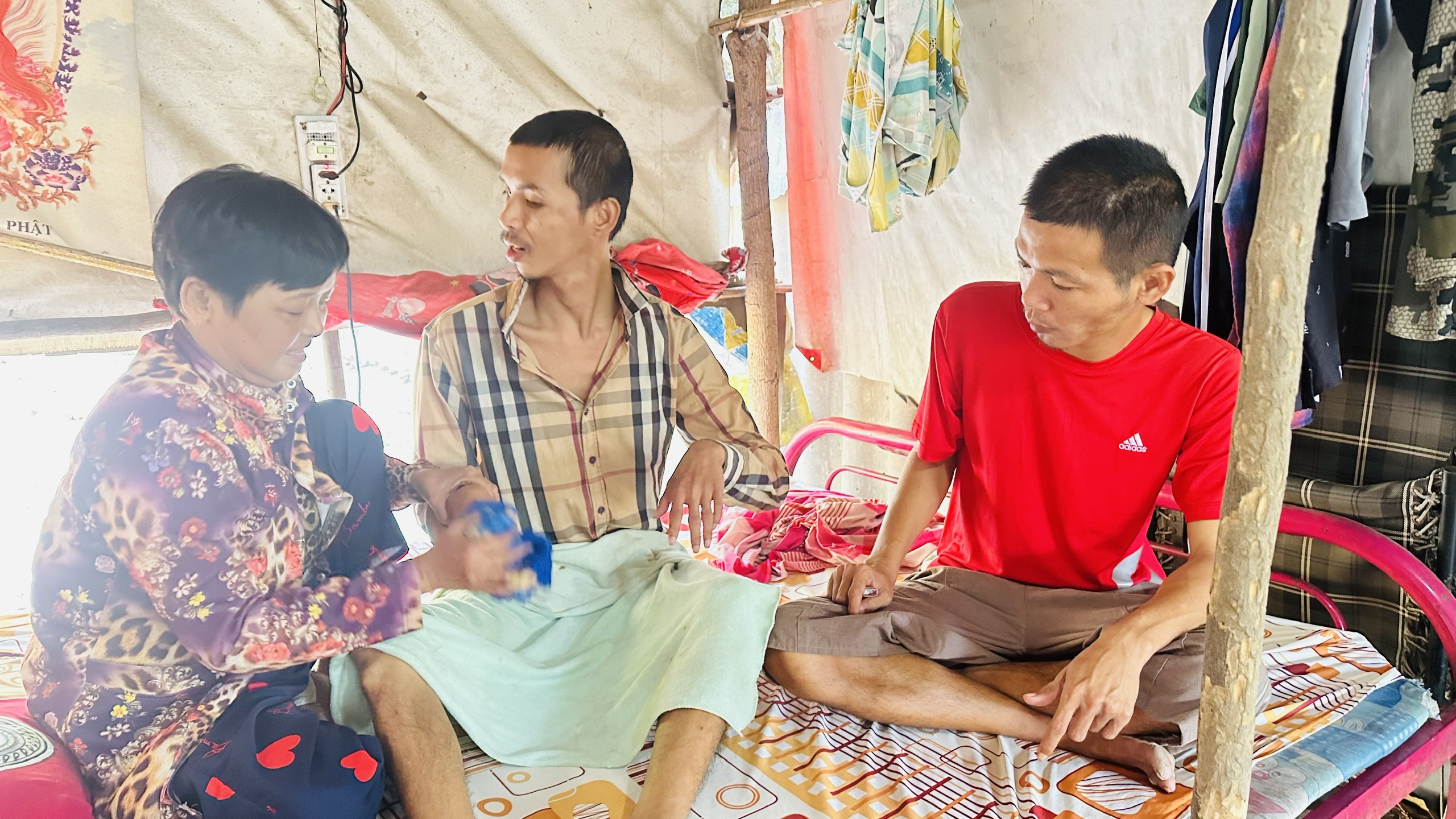 Mẹ già oằn mình nuôi 2 con bệnh tật giữa căn nhà ve chai tạm bợ