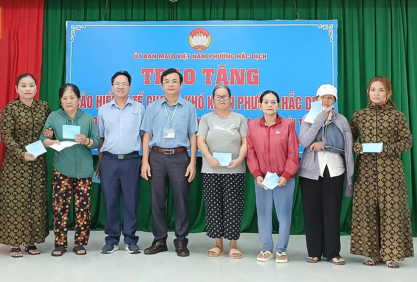 Tặng thẻ BHYT cho người khó khăn