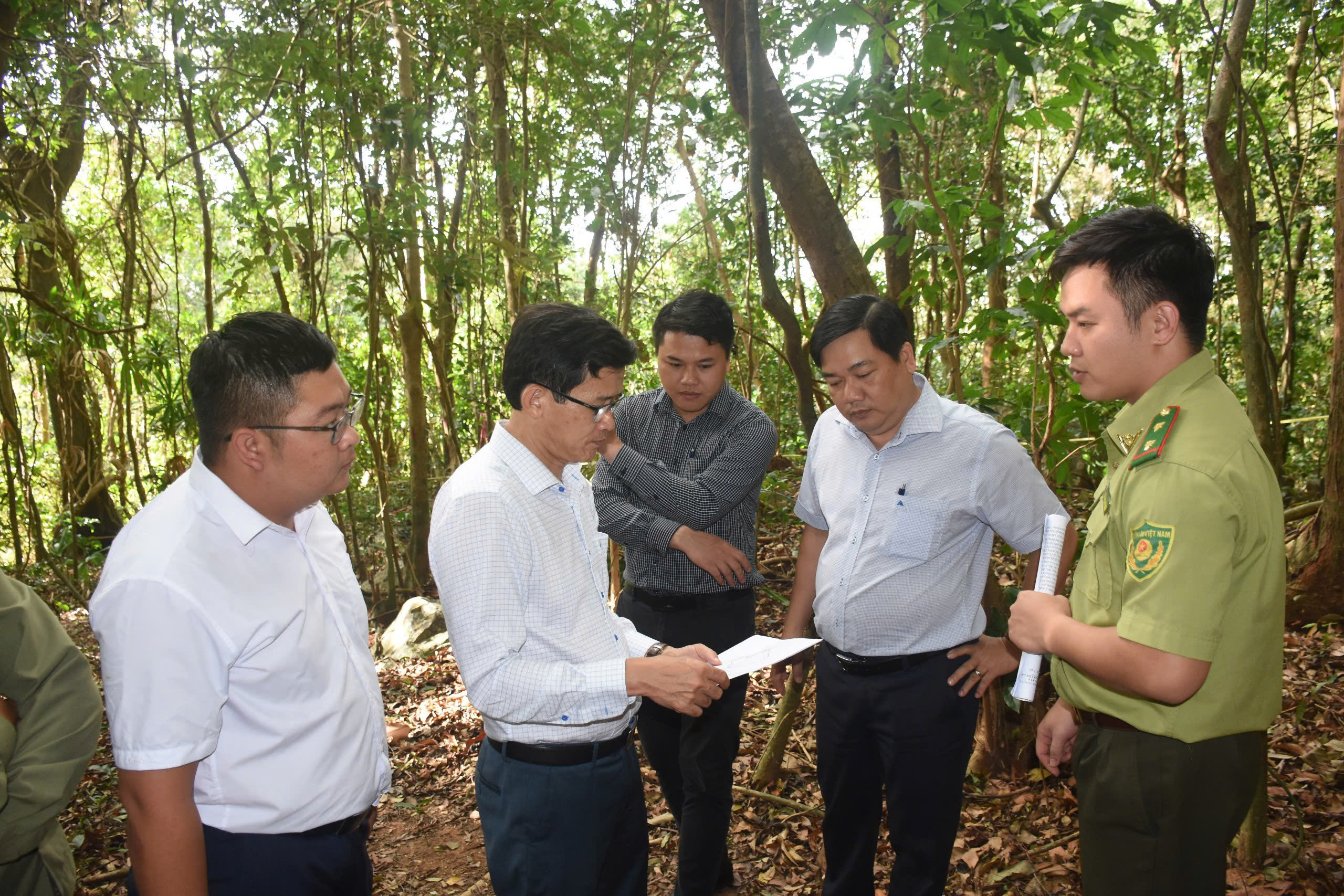 Khảo sát thực địa vị trí đặt nhà máy rác Côn Đảo