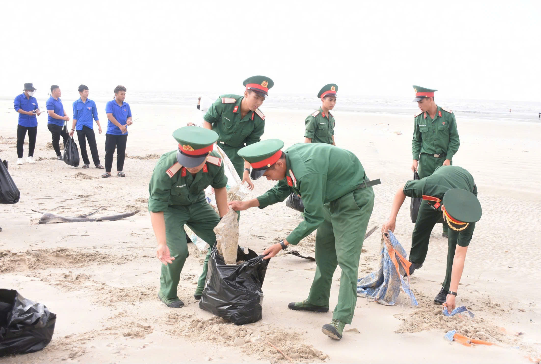 ĐVTN ra quân nhặt rác làm sạch bãi biển tại bờ biển ấp Phước Lâm (huyện Long Đất).