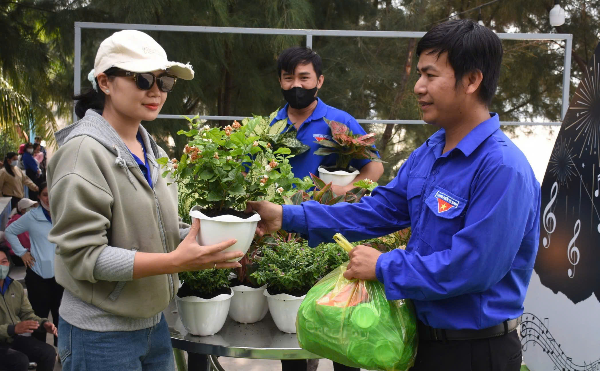 ĐVTN huyện Long Đất tham gia đổi rác thải tái chế lấy cây xanh.