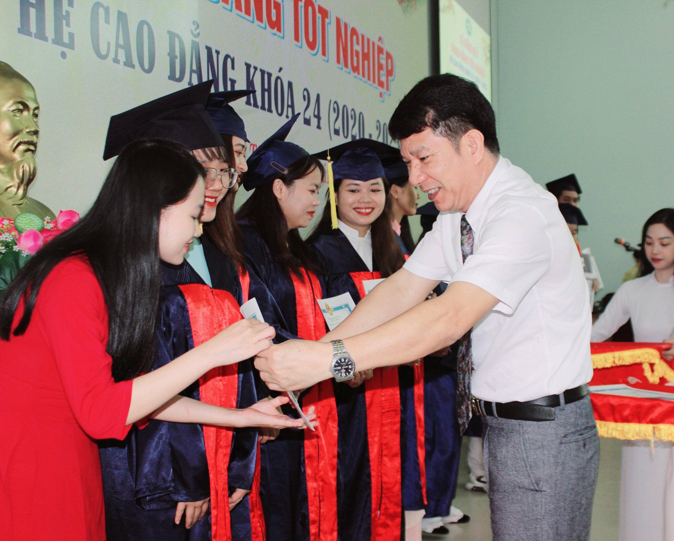 Nâng cấp mạng lưới cơ sở giáo dục đại học và sư phạm với định hướng sắp xếp, thu gọn số đầu mối cơ sở giáo dục đại học công lập.