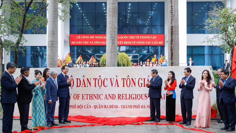 Thủ tướng Phạm Minh Chính và các đại biểu thực hiện nghi thức ra mắt Bộ Dân tộc và Tôn giáo - Ảnh: VGP/Nhật Bắc
