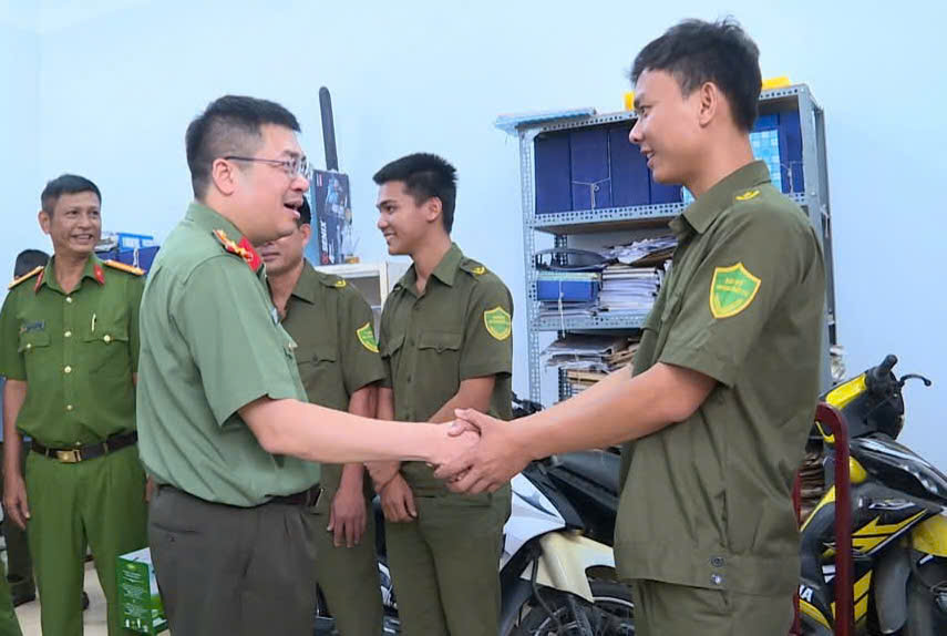 Thượng tá Lương Đức Minh đã trực tiếp đến kiểm tra việc thực hiện công tác chuyên môn, tình hình trực chiến, chấp hành điều lệnh Công an Nhân dân tại Công an các xã Cù Bị, Xà Bang, Nghĩa Thành (huyện Châu Đức), Trung tâm phục vụ hành chính công tỉnh