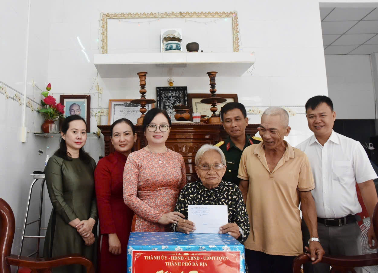 Bà Nguyễn Minh Hoàng, Phó Bí thư Thường trực Thành ủy, Chủ tịch HĐND TP.Bà Rịa thăm, tặng quà  Mẹ VNAN Bùi Thị Đay, ở phường Phước Trung.