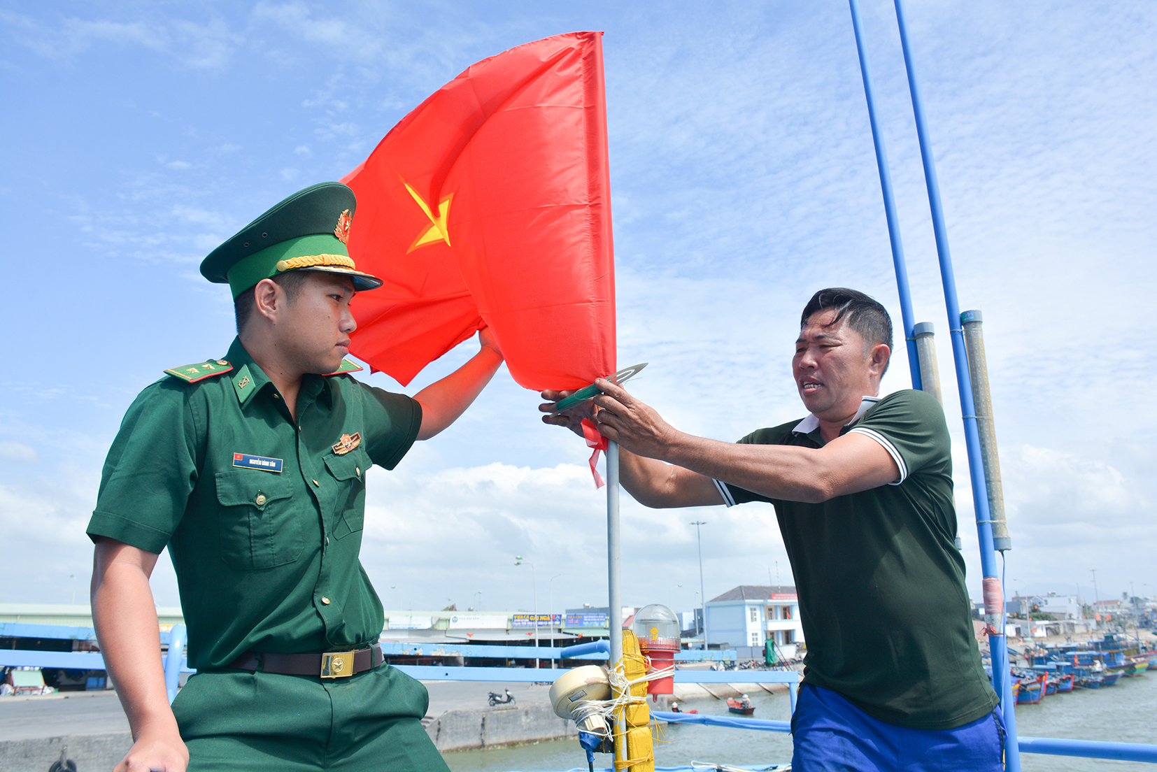  Tranh thủ lúc tàu cá cập bến Bến Lội - Bình Châu (huyện Xuyên Mộc), Trung úy Nguyễn Đình Tâm, Trạm trưởng Trạm kiểm soát Biên phòng Bình Châu, Đồn Biên phòng Bình Châu đến tuyên truyền pháp luật và phát cờ Tổ quốc cho chủ tàu.