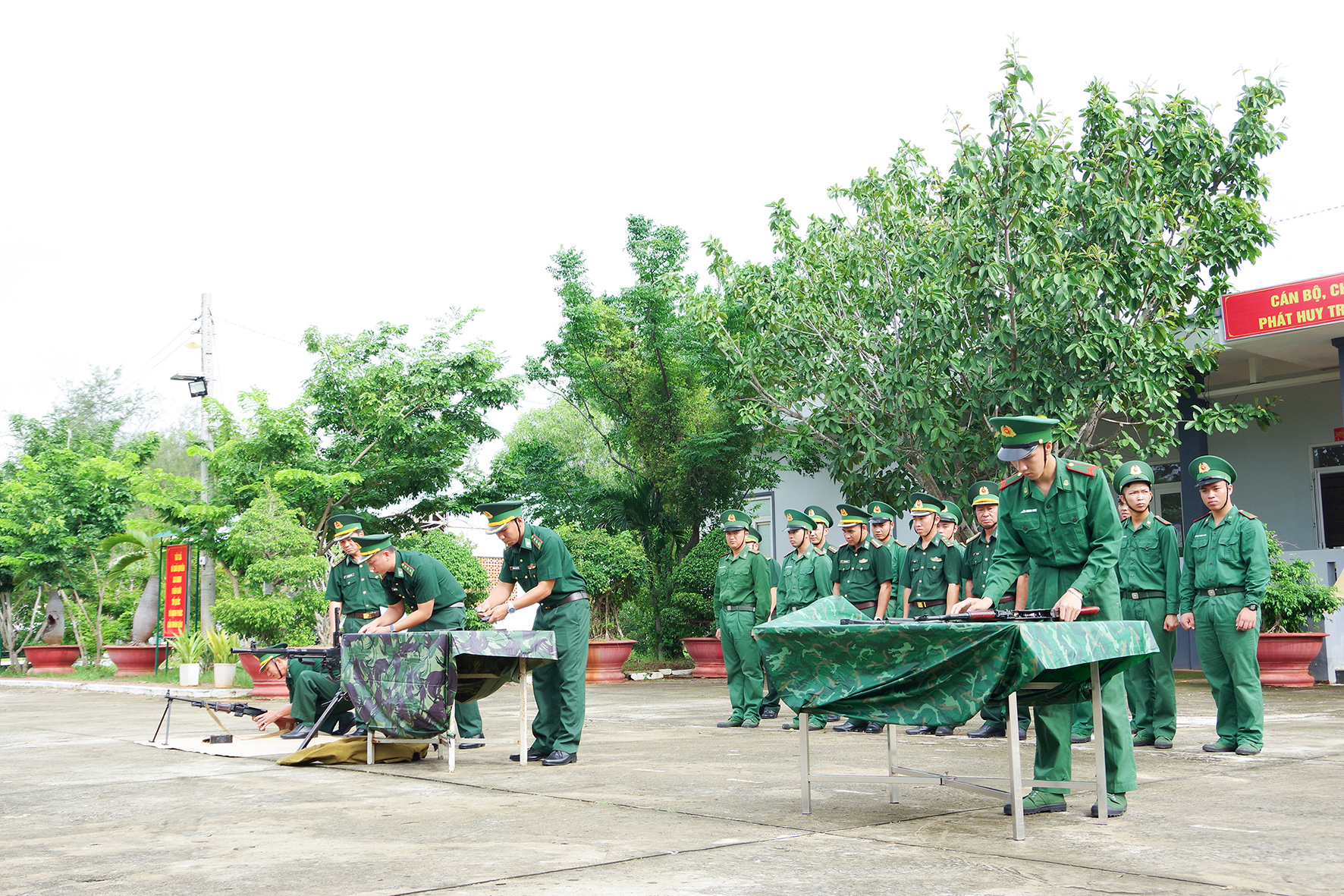 Bộ đội Biên phòng tỉnh kiểm tra công tác tháo lắp vũ khí trang bị trong quá trình huấn luyện chiến đấu.