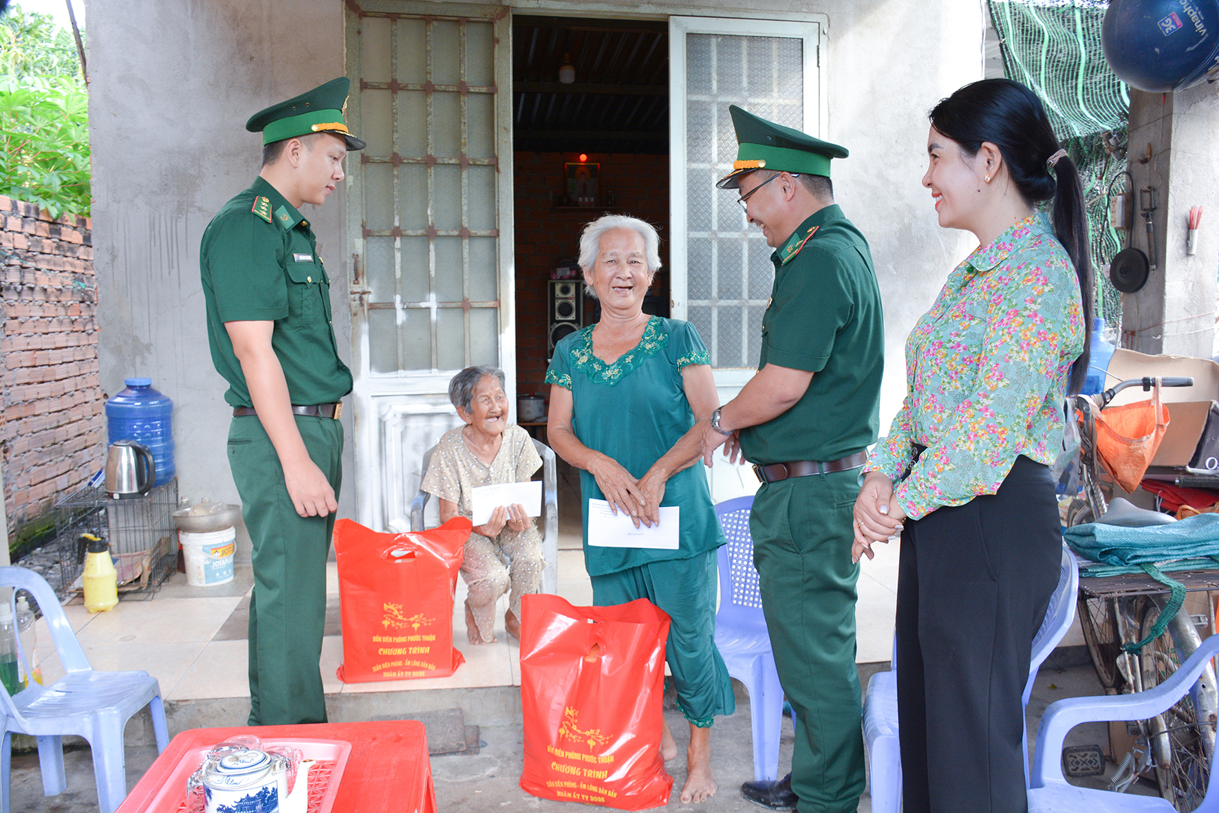 mang quà đến nhà hộ nghèo trên địa bàn để trao tặng.