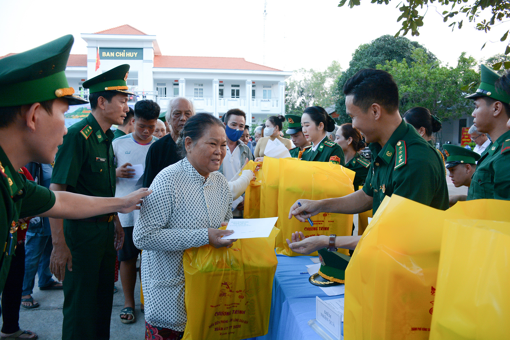 Ngoài công tác tuần tra, kiểm soát bảo đảm an ninh biên giới, Bộ đội Biên phòng tỉnh còn quan tâm, chăm lo đời sống người dân trên địa bàn. Trong ảnh: Chương trình “Xuân Biên phòng ấm lòng dân bản” đầu năm 2025 vừa qua, Bộ đội Biên phòng tỉnh đã tặng 2.500 phần quà đến các gia đình, học sinh có hoàn cảnh khó khăn trên địa bàn.