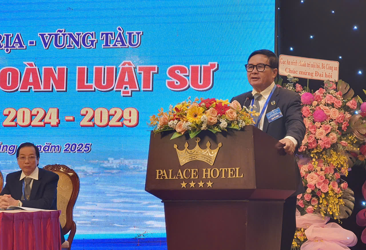 Luật sư Trương Xuân Tám (chủ nhiệm đoàn nhiệm kỳ 2018-2023) báo cáo kết thúc nhiệm kỳ VII.