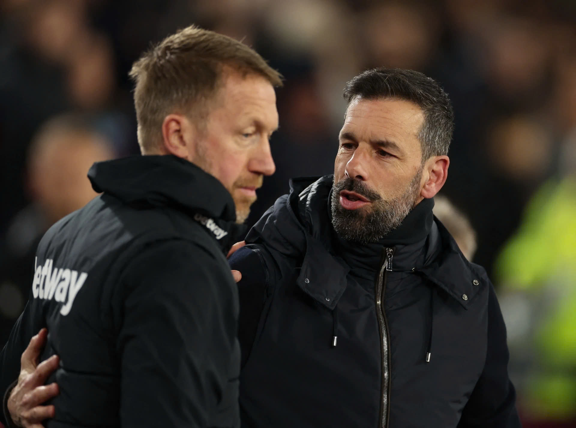 Van Nistelrooy và Graham Potter có màn thể hiện trái ngược trong cuộc đua trụ hạng.