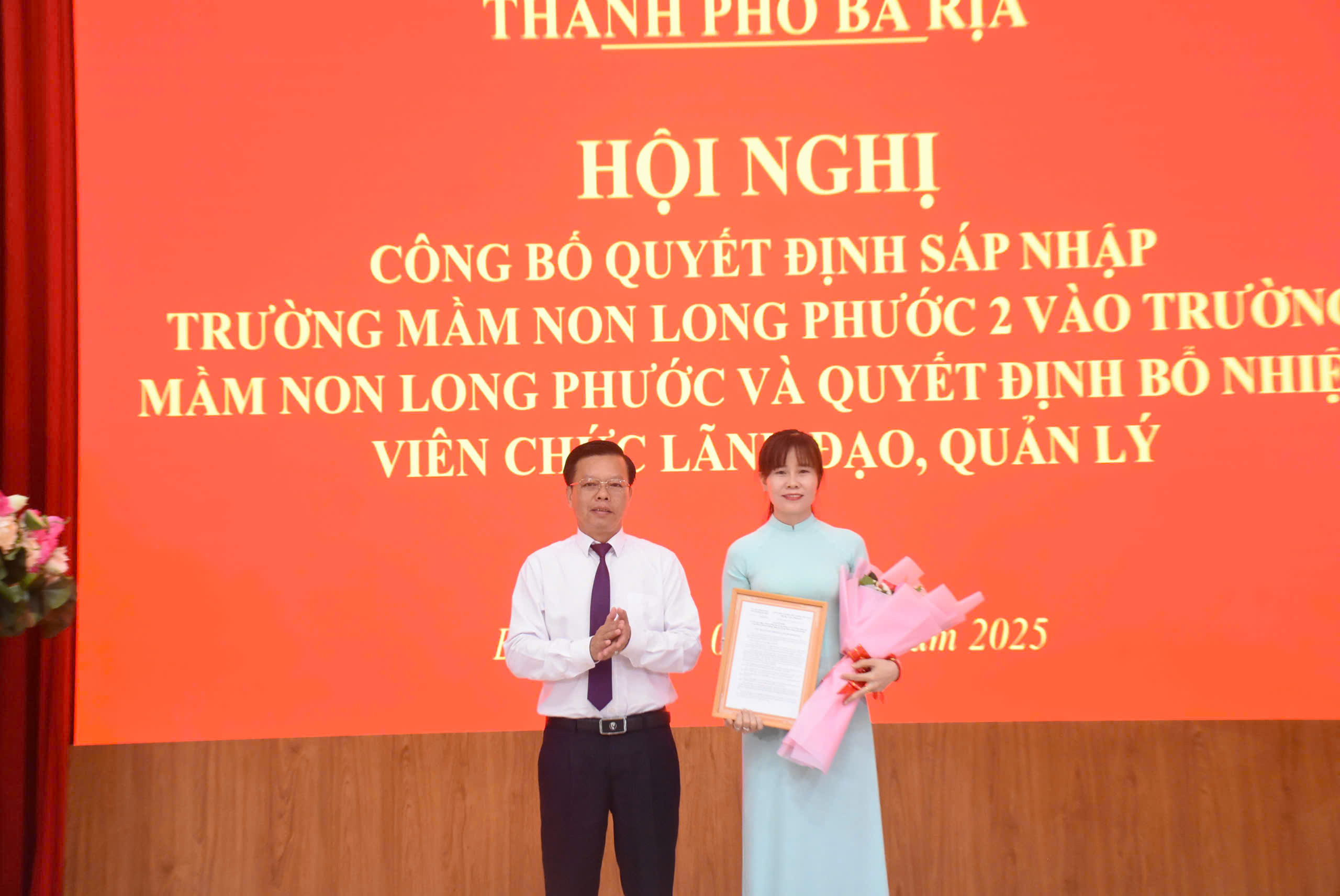 Ông Trần Thanh Dũng, Chủ tịch UBND TP.Bà Rịa trao quyết định sáp nhậtrường MN Long Phước 2 vào trường MN Long Phước thành trường MN Long Phước thành trường MN Long Phước.