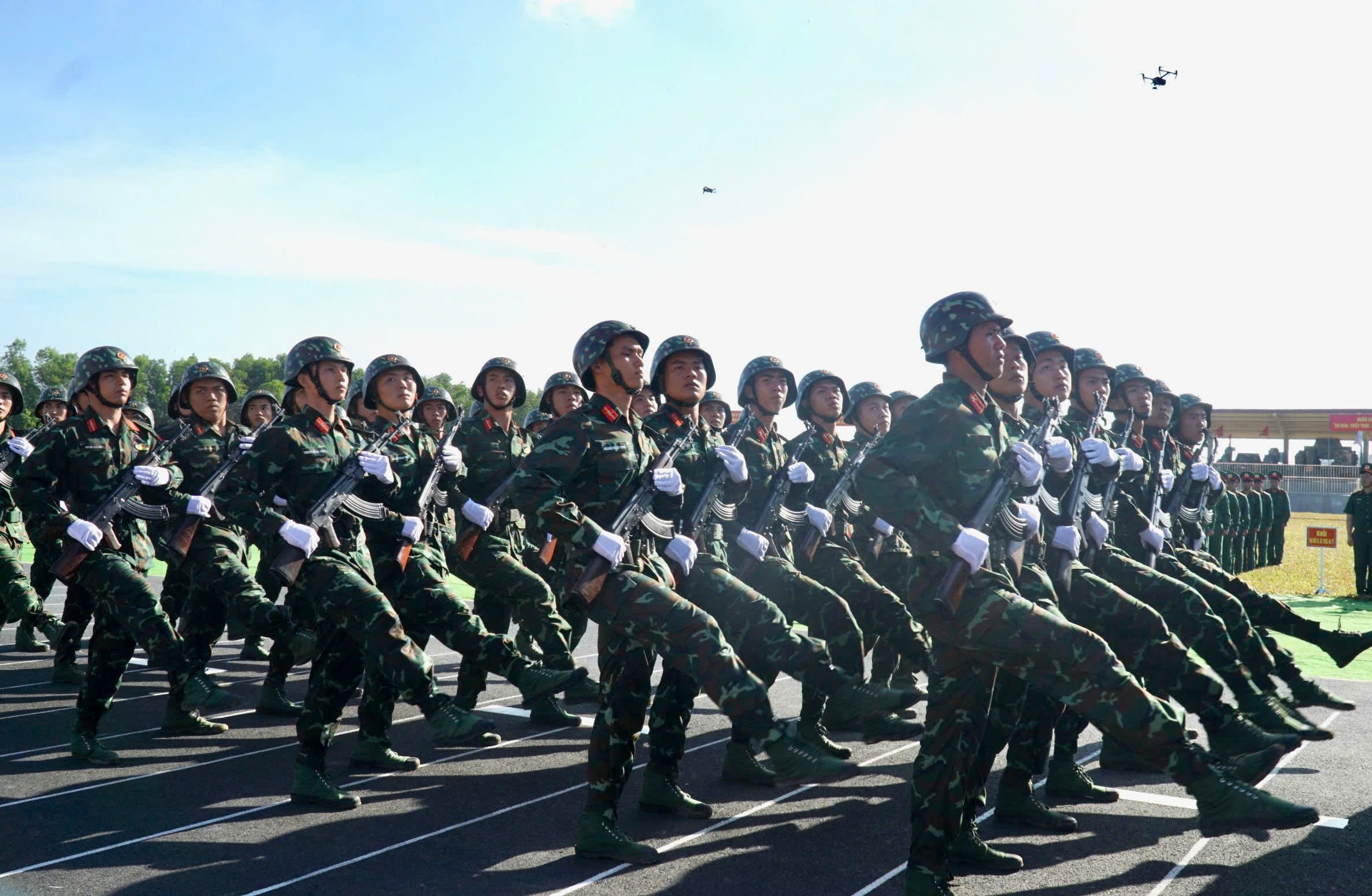 Các khối tham gia duyệt đội ngũ.