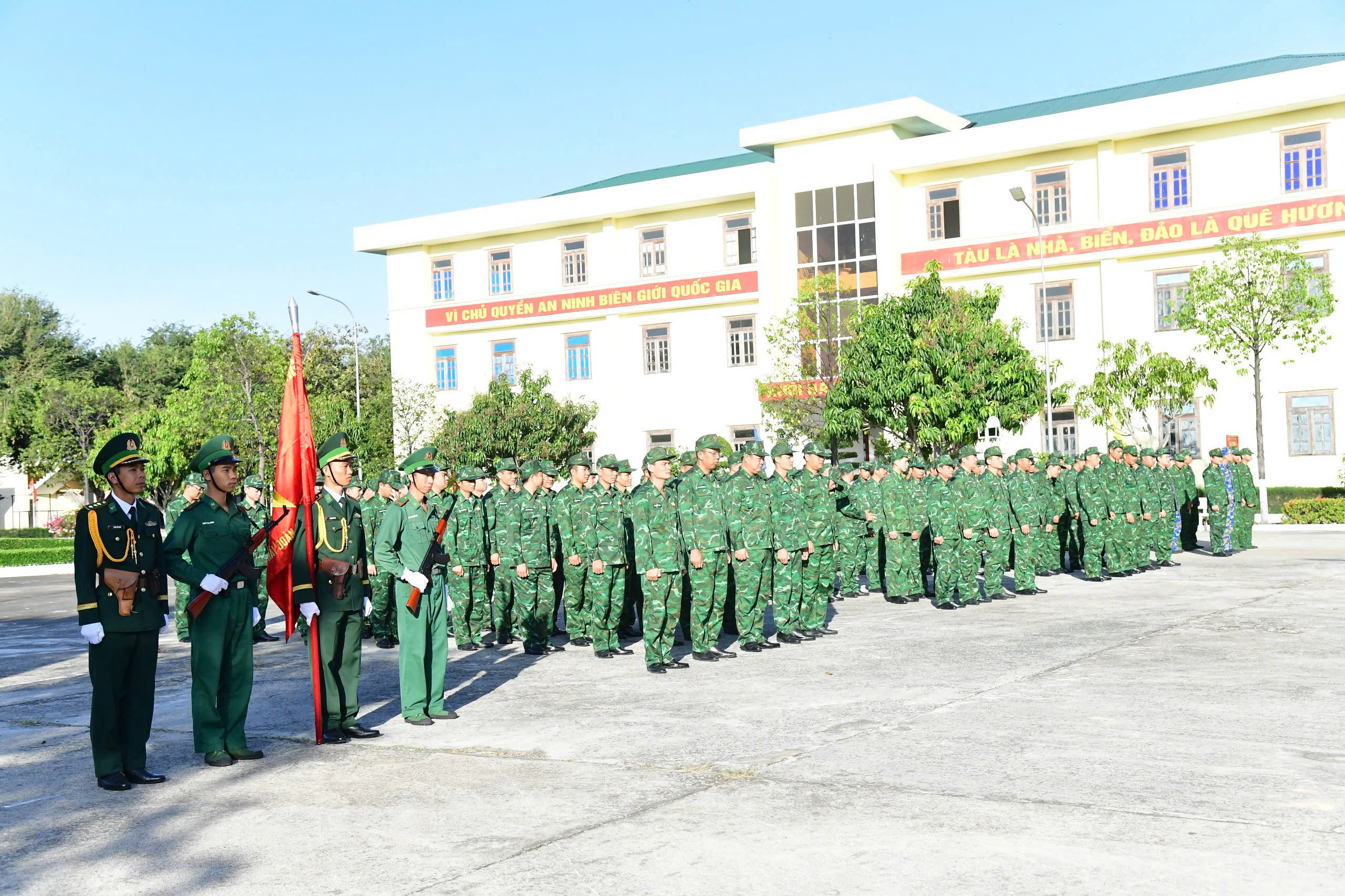 156 cán bộ, chiến sĩ Hải đoàn Biên phòng 18 tham gia Lễ ra quân huấn luyện năm 2025.