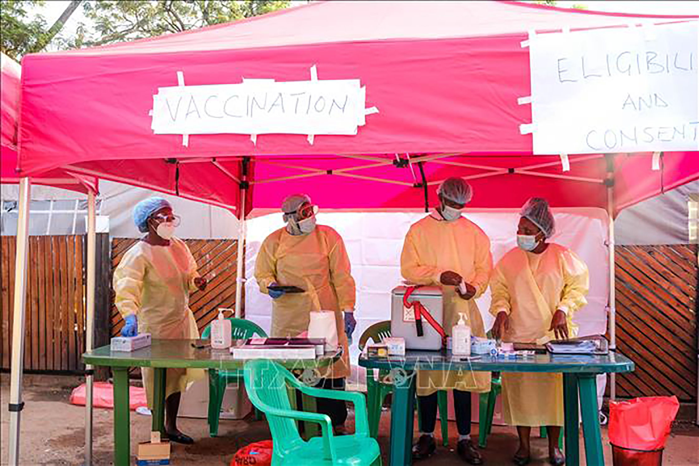 Nhân viên y tế làm việc tại một điểm tiêm vaccine phòng Ebola ở Kampala, Uganda.