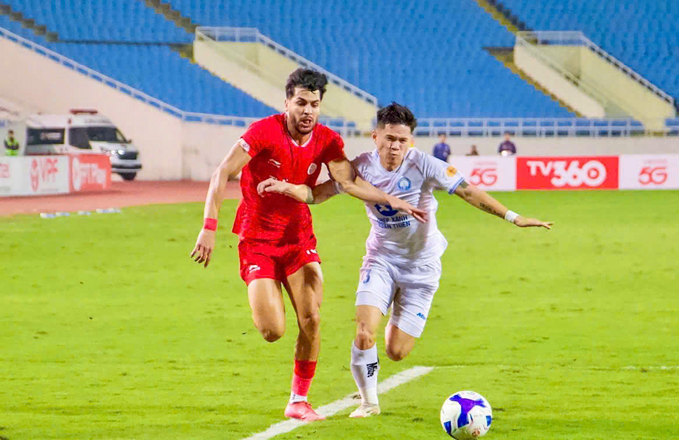 Trận đấu giữa Thể Công Viettel và Nam Định là tâm điểm của vòng 15 V-League 2024/25 nhưng khán đài sân Mỹ Đình vẫn còn rất nhiều chỗ trống.