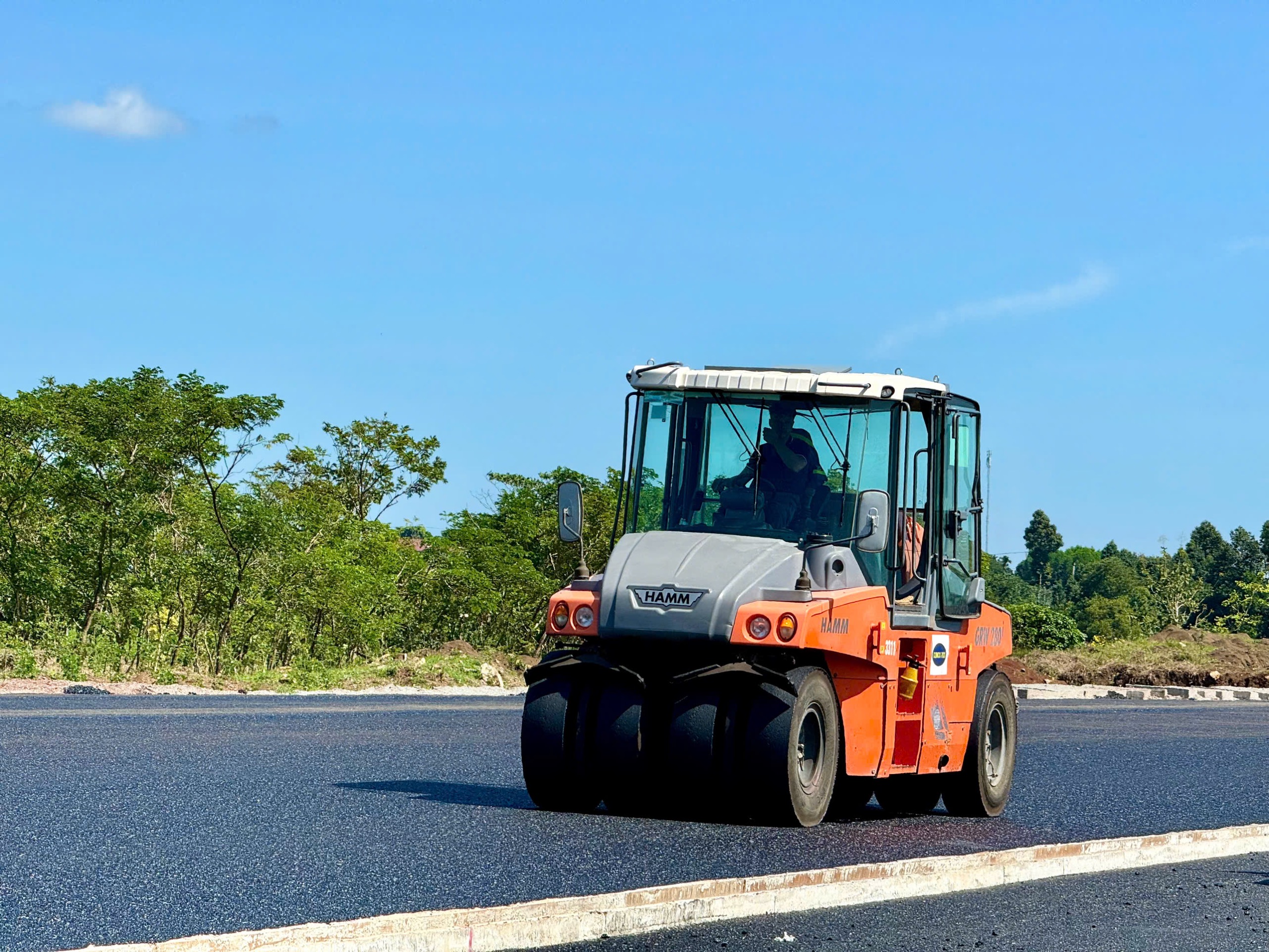 Thảm nhựa cao tốc Biên Hòa-Vũng Tàu đoạn qua TP.Bà Rịa. Ảnh: TRÀ NGÂN