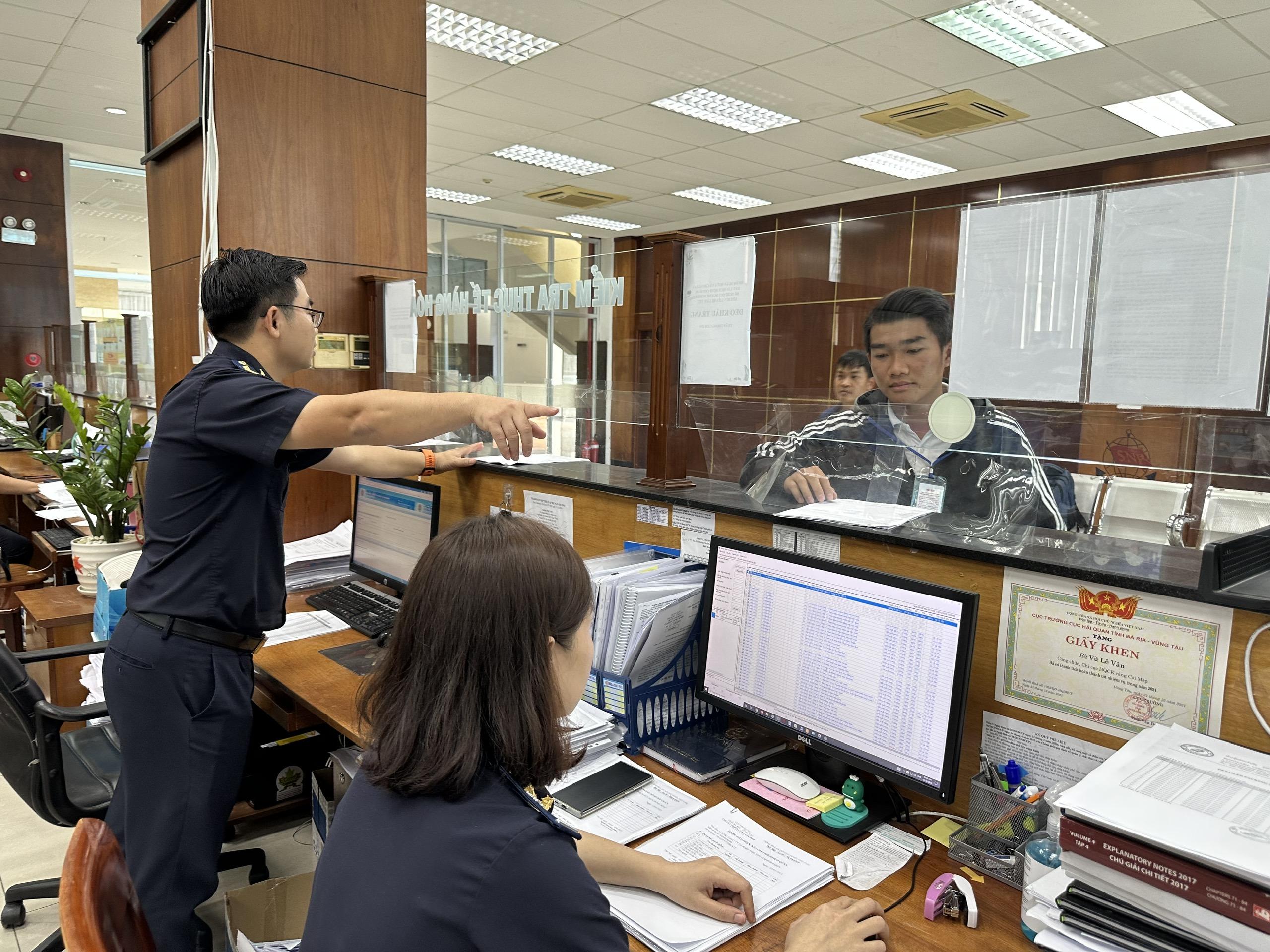 Hoạt động nghiệp vụ tại hải quan cảng Cái Mép.