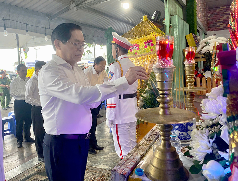 Ông Phạm Viết Thanh, Bí thư Tỉnh ủy, Chủ tịch HĐND tỉnh thắp nhang viếng chiến sĩ hy sinh. 