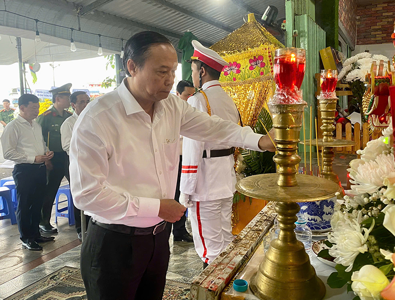 Ông Nguyễn Văn Thọ, Phó Bí thư Tỉnh ủy, Chủ tịch UBND tỉnh thắp nhang, viếng chiến sĩ hy sinh. 