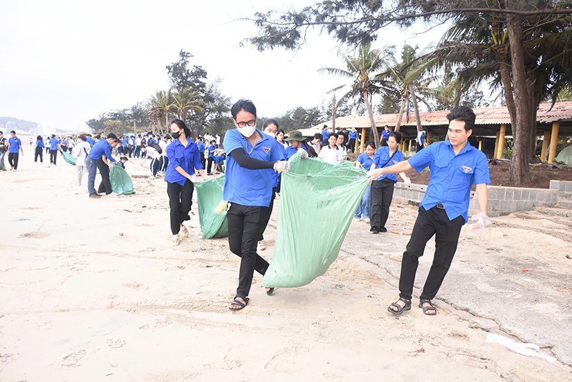 Đoàn viên thanh niên TP.Vũng Tàu ra quân nhặt rác làm sạch bãi biển.