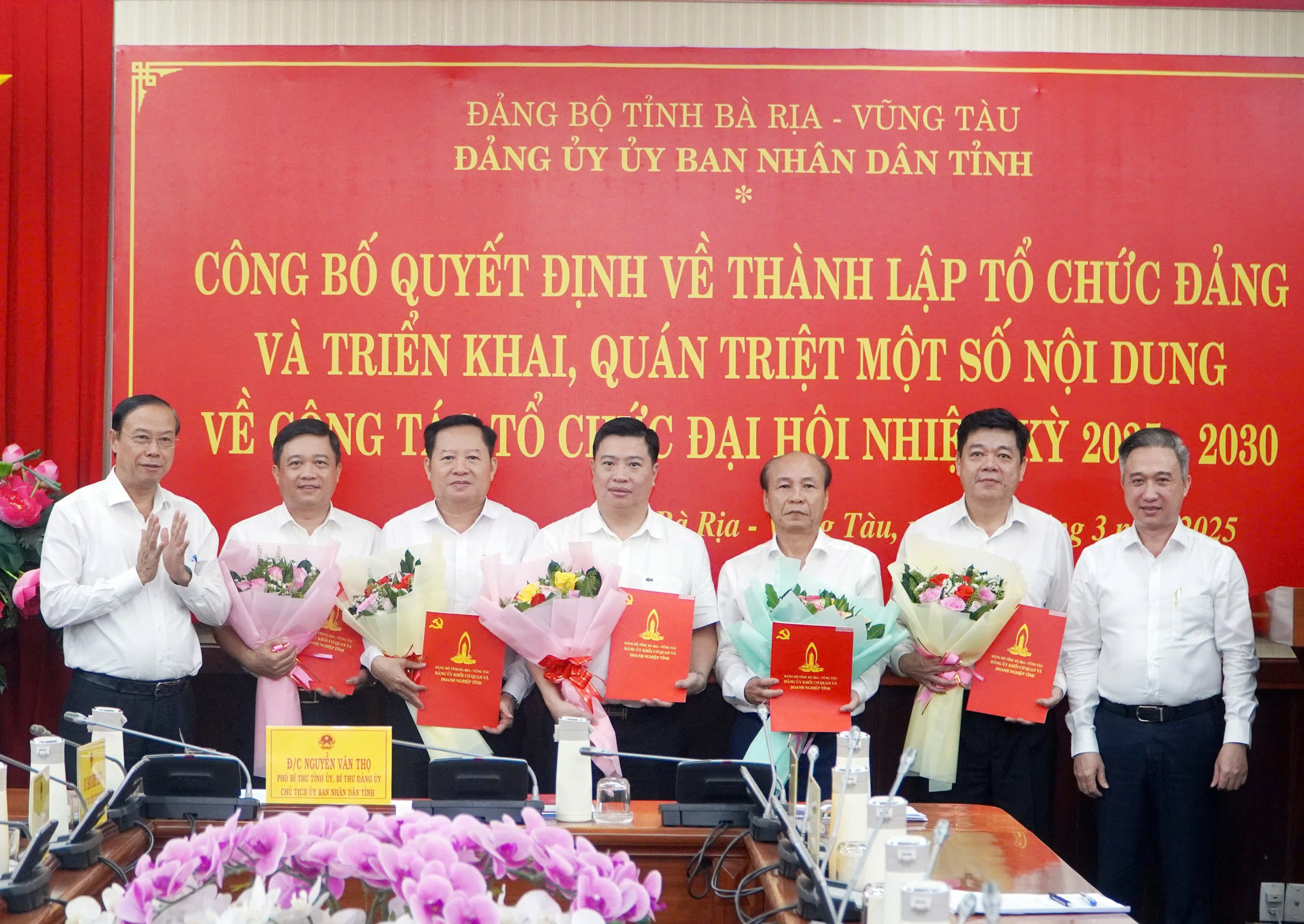 Ông Nguyễn Văn Thọ, Bí thư Đảng ủy, Chủ tịch UBND tỉnh và ông Đặng Minh Thông, Phó Bí thư Thường trực Đảng ủy, Phó Chủ tịch UBND tỉnh trao Quyết định cho đại diện cấp ủy các tổ chức Đảng được thành lập.