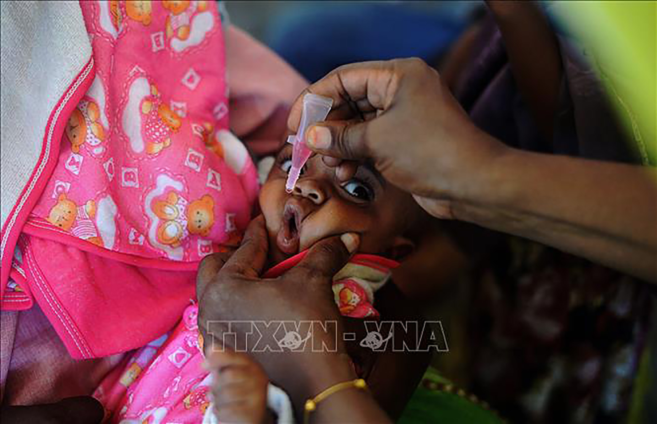 Cho trẻ em uống vaccine phòng bại liệt tại Mogadishu, Somalia.