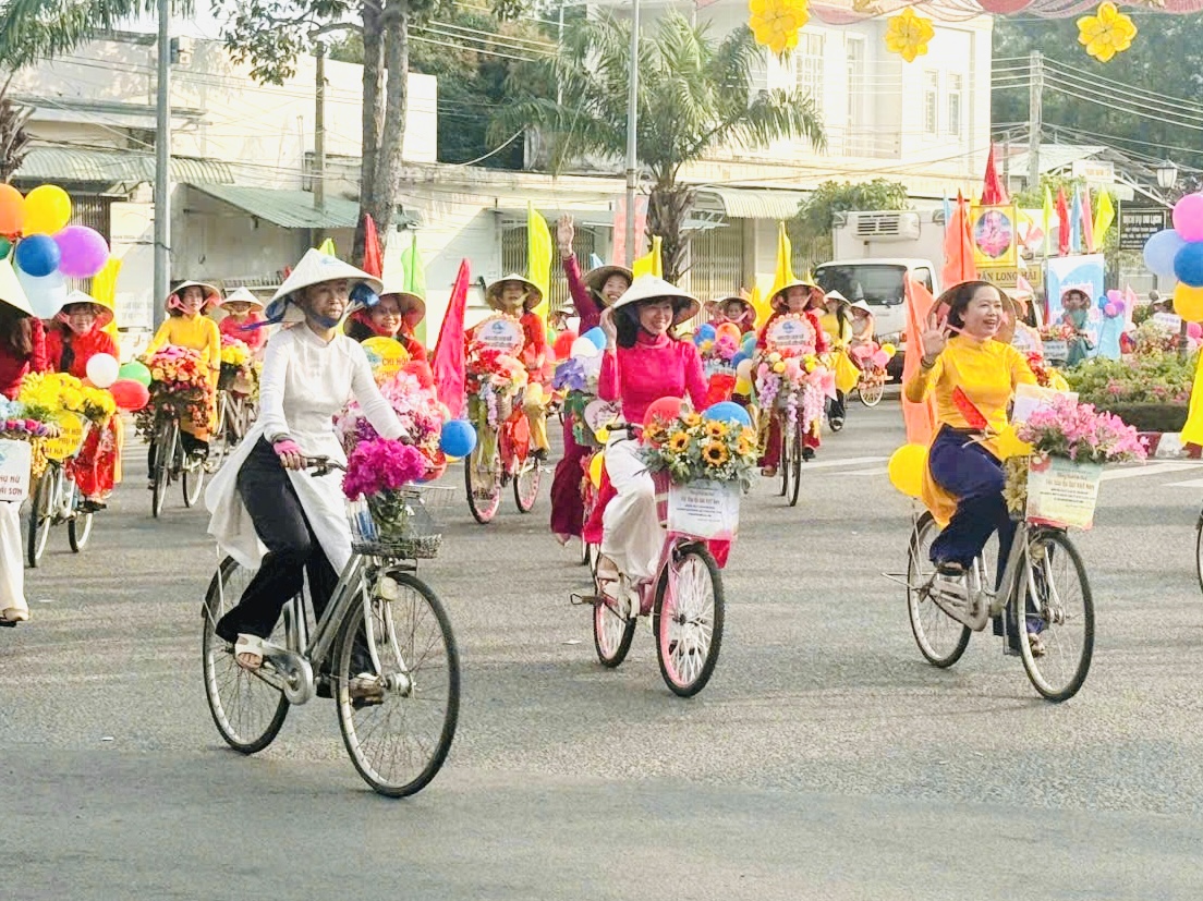 Cán bộ, hội viên Hội LHPN TT.Long Hải (huyện Long Đất) diễu hành áo dài.