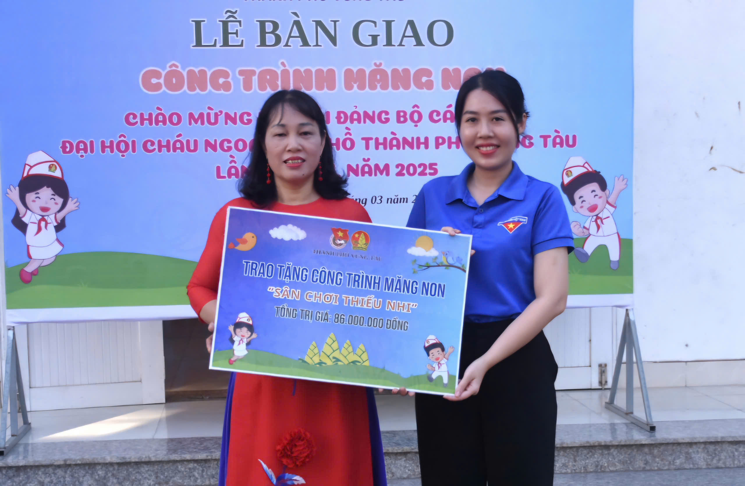 Chị Đoàn Thị Hương Giang, Phó Bí thư Thành Đoàn, Chủ tịch Hội đồng Đội TP.Vũng Tàu trao bảng tượng trưng bàn giao công trình măng non 