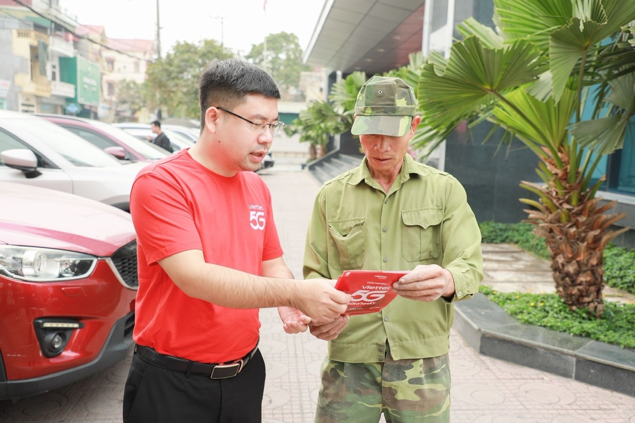 Nhân viên Viettel giới thiệu các gói cước 5G cho khách hàng.