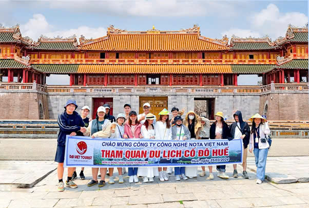 Du khách trải nghiệm tour Huế được tổ chức bởi Đại Việt Tourist