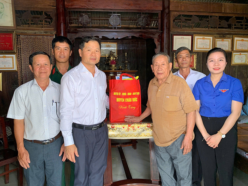 Đoàn lãnh đạo huyện Châu Đức thăm, tặng quà người có công với cách mạng tham gia kháng chiến, nhân dịp kỷ niệm 79 năm Cách mạng tháng Tám và Quốc khánh 2/9. Ảnh: MẠNH QUÂN