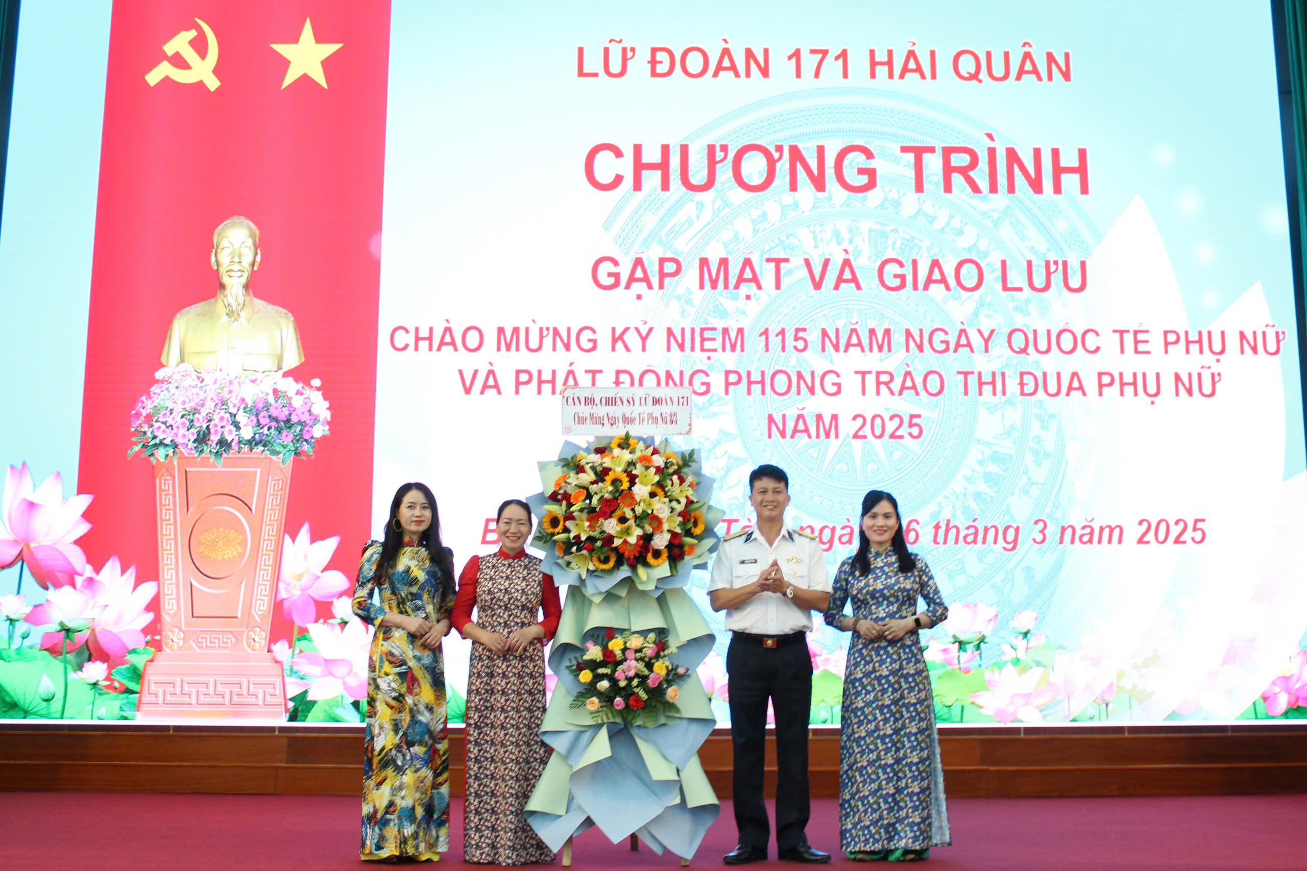 Lãnh đạo Lữ đoàn 171 tặng hoa đại diện Hội Phụ nữ nhân ngày 8/3.
