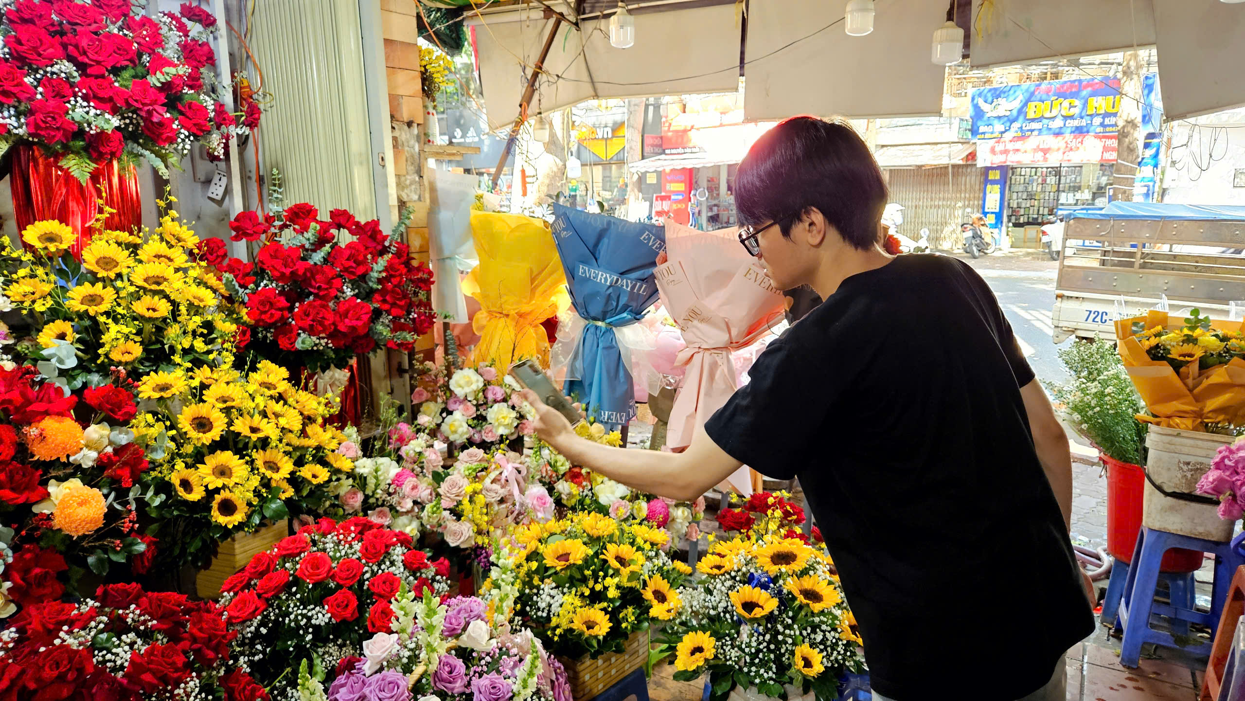 Khách chọn mua hoa tại cửa hàng hoa đường Nguyễn Văn Trỗi (TP.Vũng Tàu).