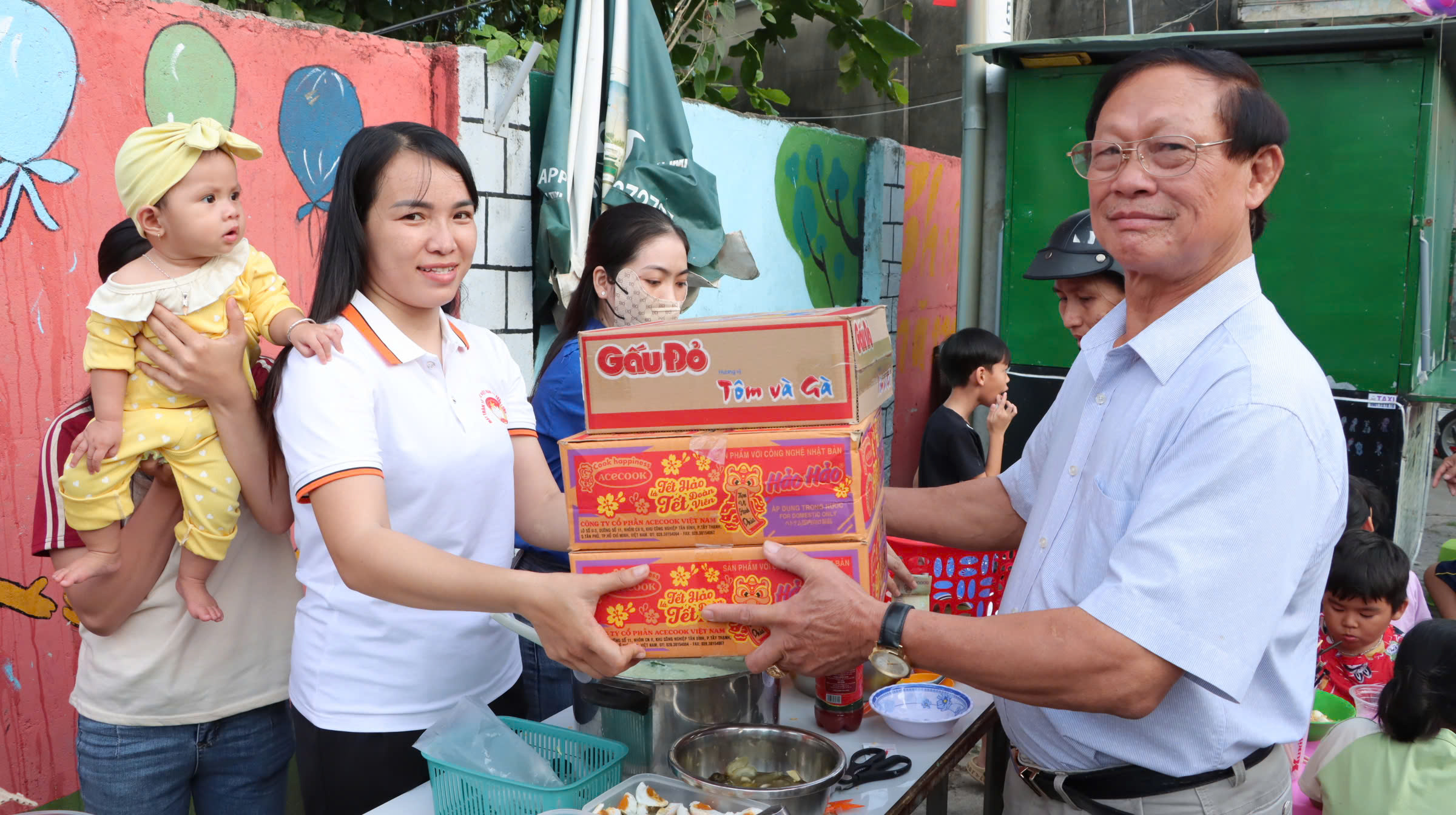 Nhà hảo tâm tặng nhu yếu phẩm cho mô hình “Mì gói 1.000 đồng-kết nối yêu thương” của Ban công tác  Mặt trận KP.Hải Phong 1 (TT.Long Hải, huyện Long Đất).