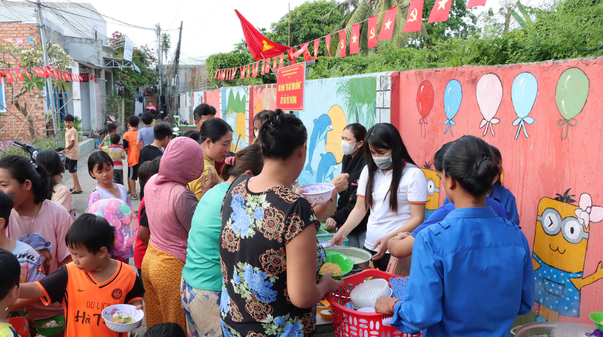 Mô hình “Mì gói 1.000 đồng-kết nối yêu thương” của Ban công tác  Mặt trận KP.Hải Phong 1 (TT.Long Hải, huyện Long Đất) thu hút  đông người dân vào chiều thứ Bảy, Chủ nhật hàng tuần.