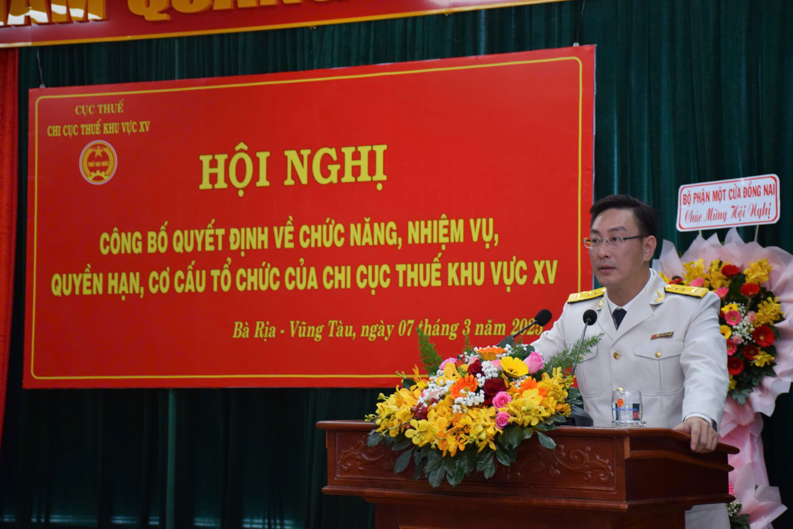 Ông Đoàn Minh Dũng- Chi Cục Trưởng Chi cục thuế khu vực XV phát biểu giao nhiệm vụ tại hội nghị. 