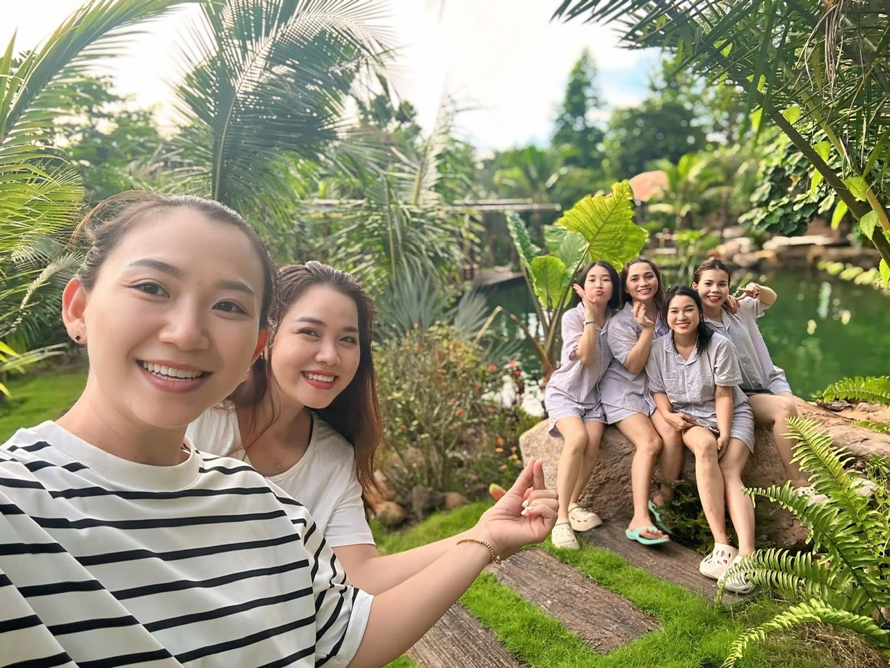 Màu xanh ngập tràn trong khuôn viên Suối Rao Forest.