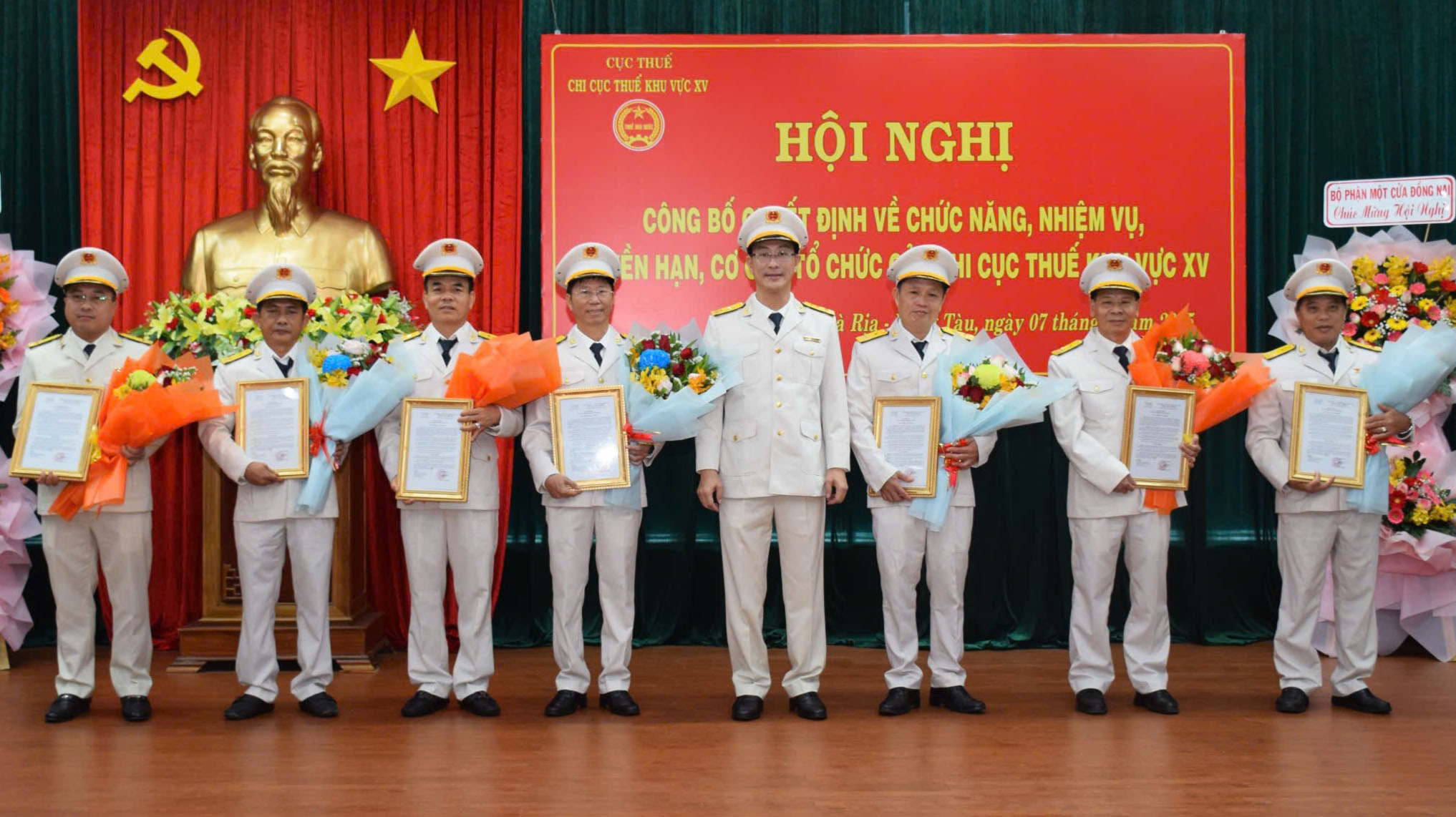 Ông Đoàn Minh Dũng- Chi Cục Trưởng Chi cục thuế khu vực XV trao Quyết định về việc bổ nhiệm công chức lãnh đạo của Cục Thuế cho 7 Phó Chi cục trưởng Chi cục Thuế khu vực XV