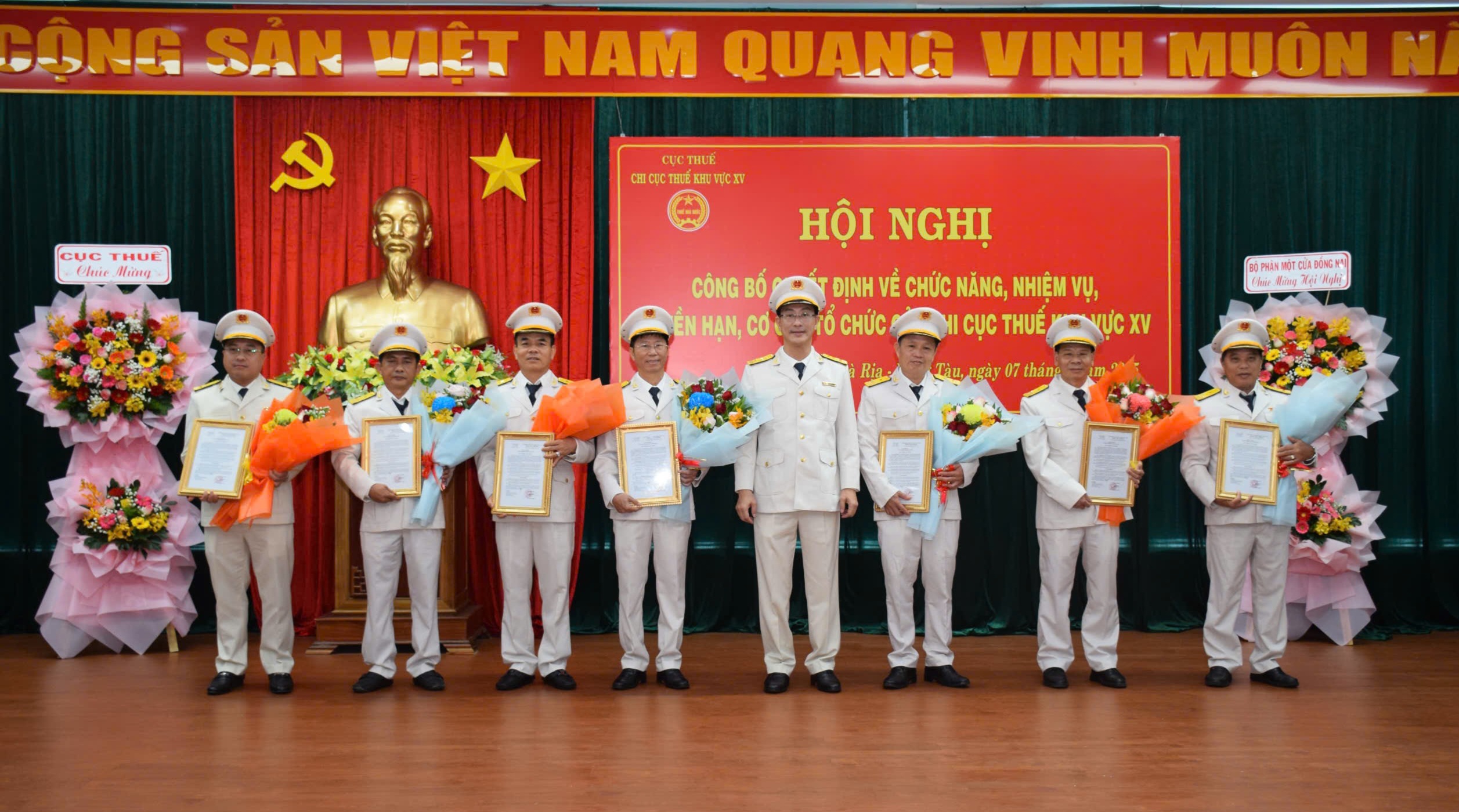 Ông Đoàn Minh Dũng, Chi Cục Trưởng Chi cục thuế khu vực XV  trao quyết định về việc bổ nhiệm công chức lãnh đạo của Cục Thuế cho 7 Phó Chi cục trưởng Chi cục Thuế khu vực XV.