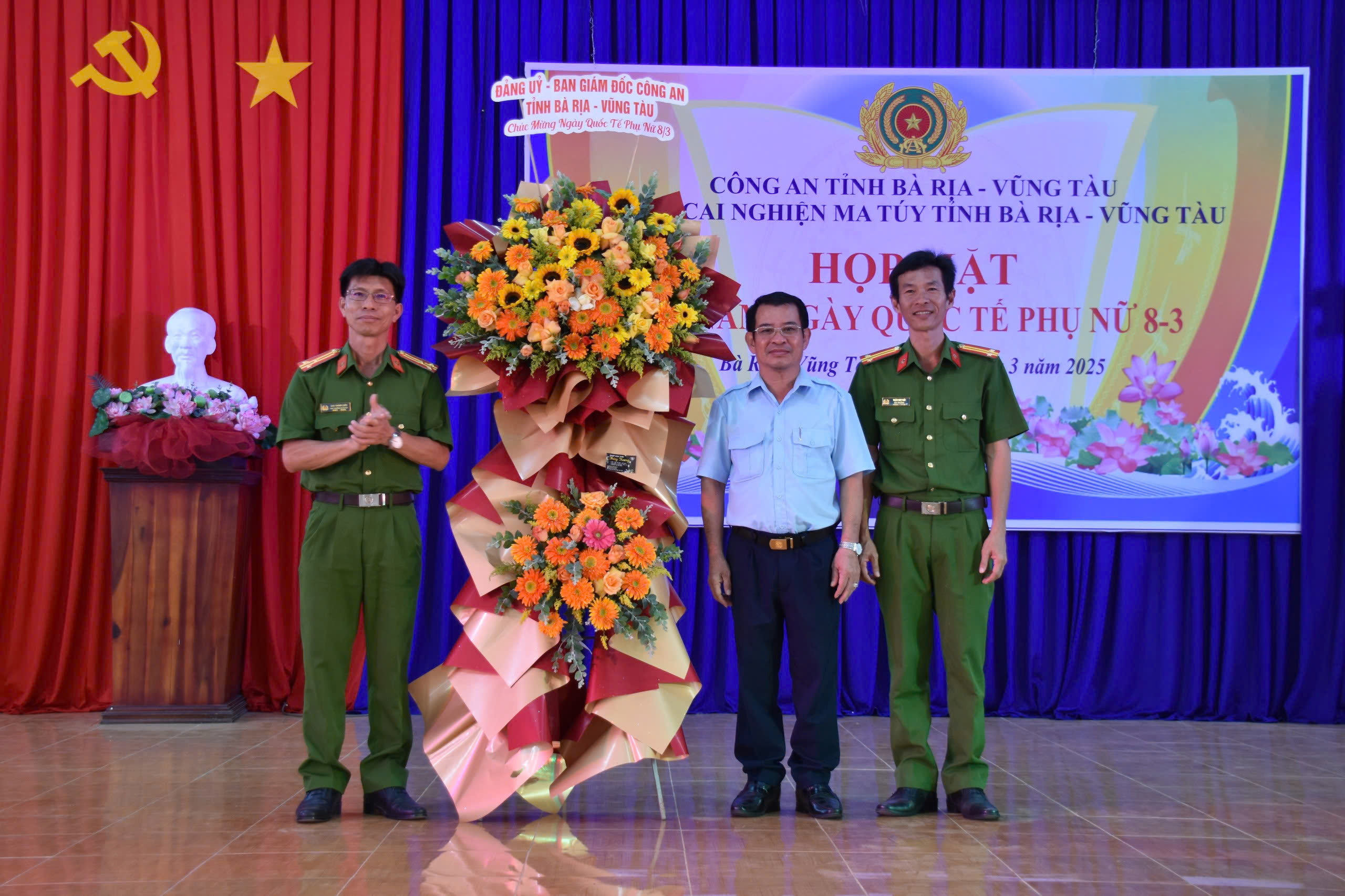 Đại diện Đảng ủy, Ban Giám đốc Công an tỉnh tặng hoa chúc mừng cơ sở nhân Ngày Quốc tế phụ nữ 8/3.