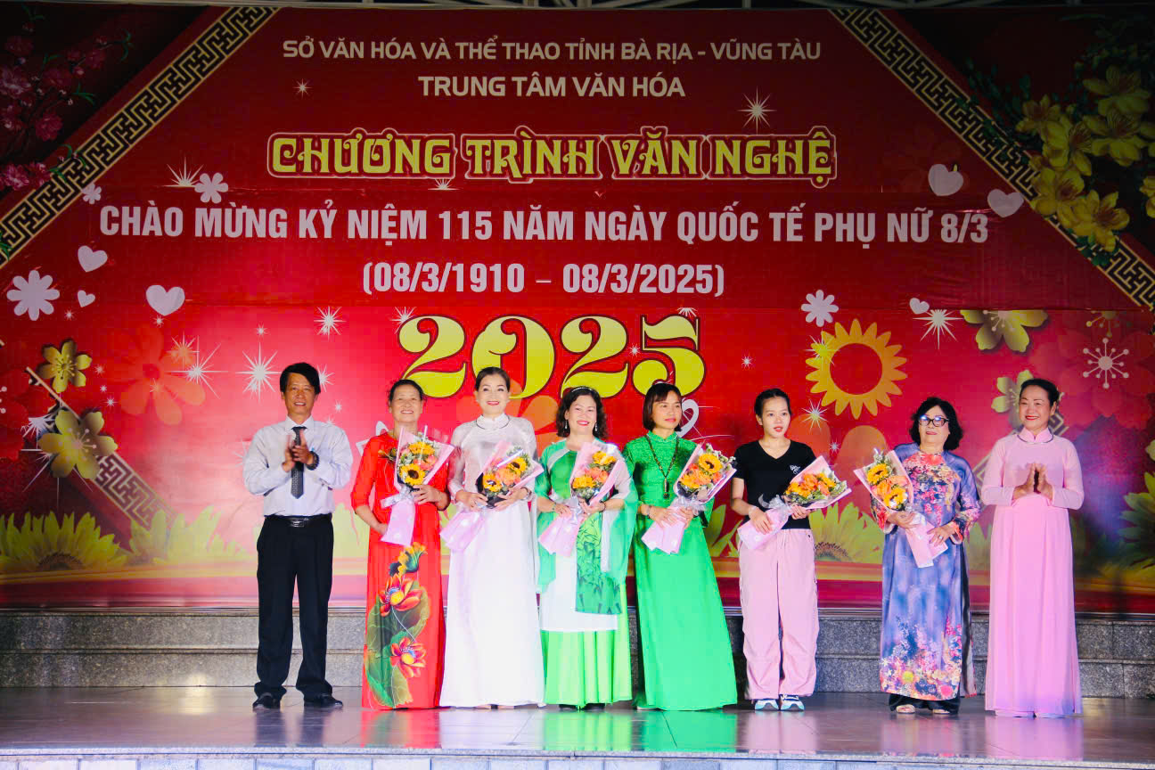 Ông Phạm Minh Tiến, Phó Giám đốc Trung tâm Văn hóa Nghệ thuật và Thể thao tỉnh tặng hoa cho thành viên nữ các CLB tham gia chương trình giao lưu văn nghệ.