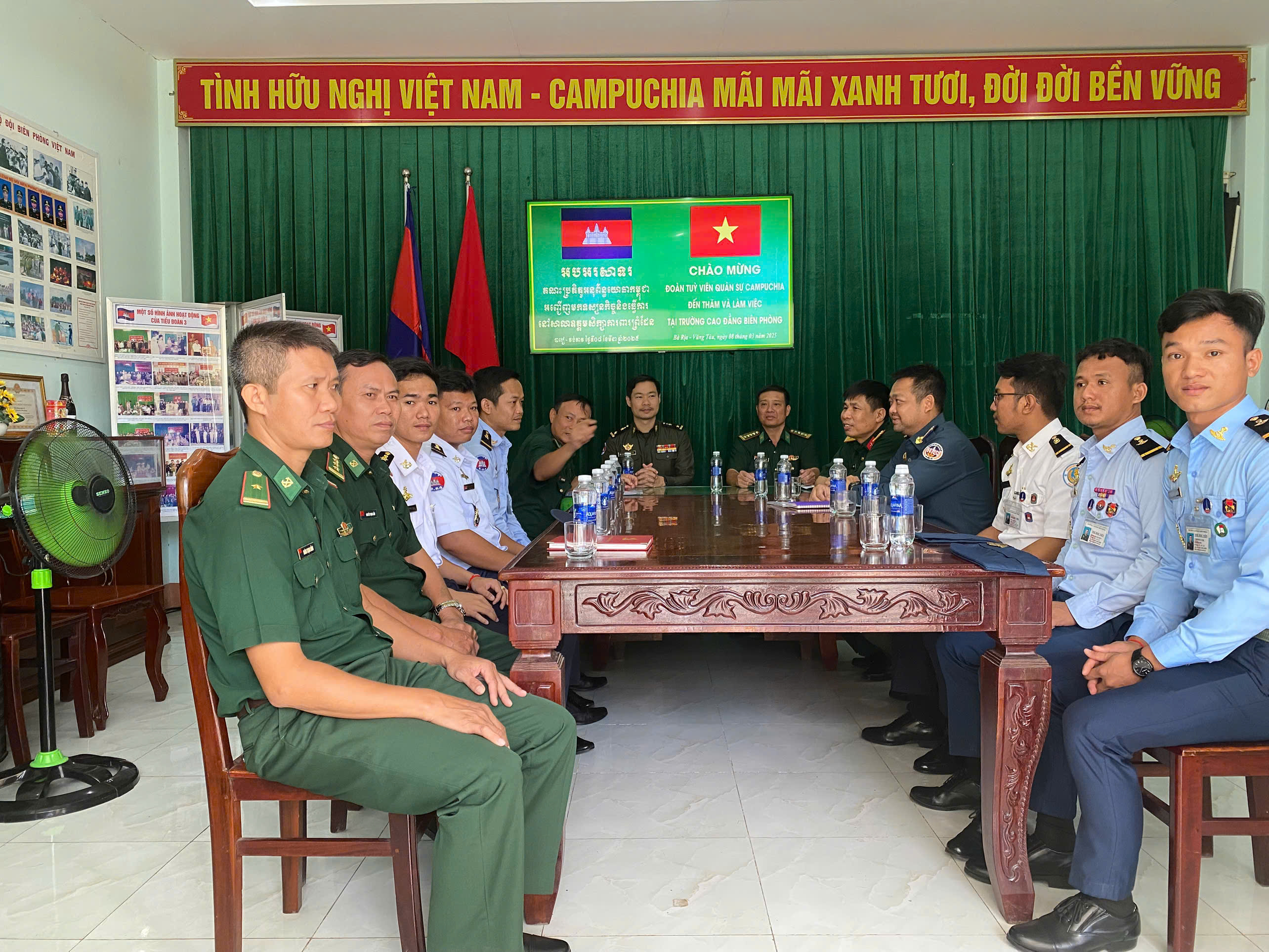 Tùy viên quân sự Campuchia tại Việt Nam đã đến thăm và làm việc với Trường Cao đẳng Biên phòng (cơ sở 2).