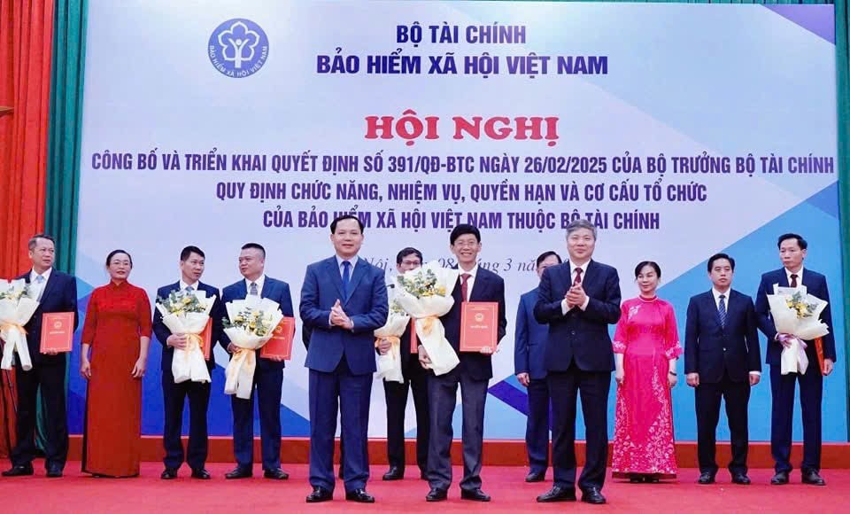 Ông Nguyễn Đức Hòa và  ông Chu Mạnh Sinh - Phó Giám đốc BHXH Việt Nam trao Quyết định bổ nhiệm Giám đốc BHXH khu vực XXVIII cho ông Phạm Ngọc Sơn.