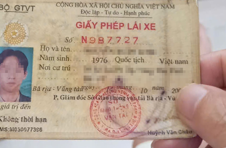 Giấy phép lái xe bằng giấy bìa (chủ yếu là giấy phép lái xe máy) không có đủ thông tin về ngày, tháng sinh và số CCCD, nên chưa thể đồng bộ với dữ liệu dân cư quốc gia