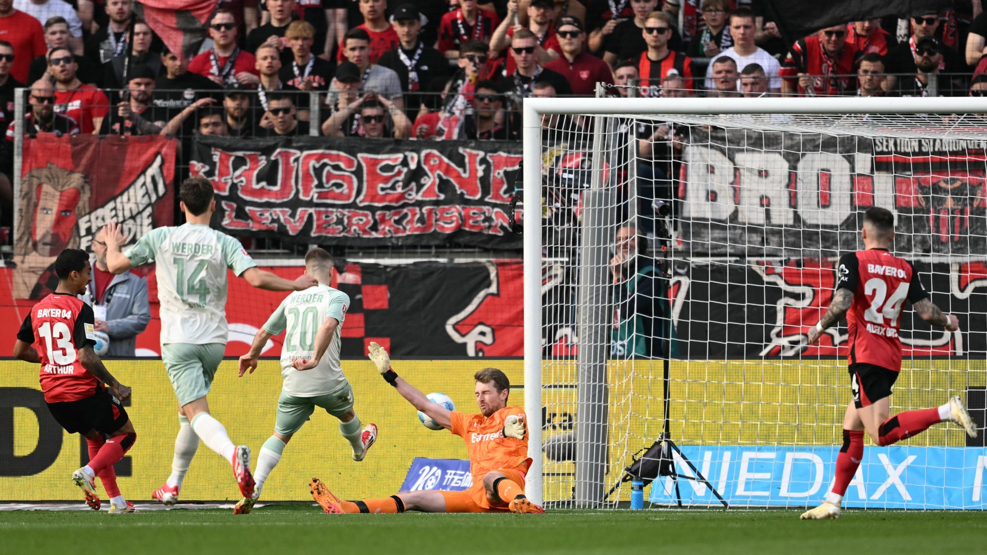 Leverkusen đã bỏ lỡ cơ hội thu hẹp khoảng cách với Bayern.