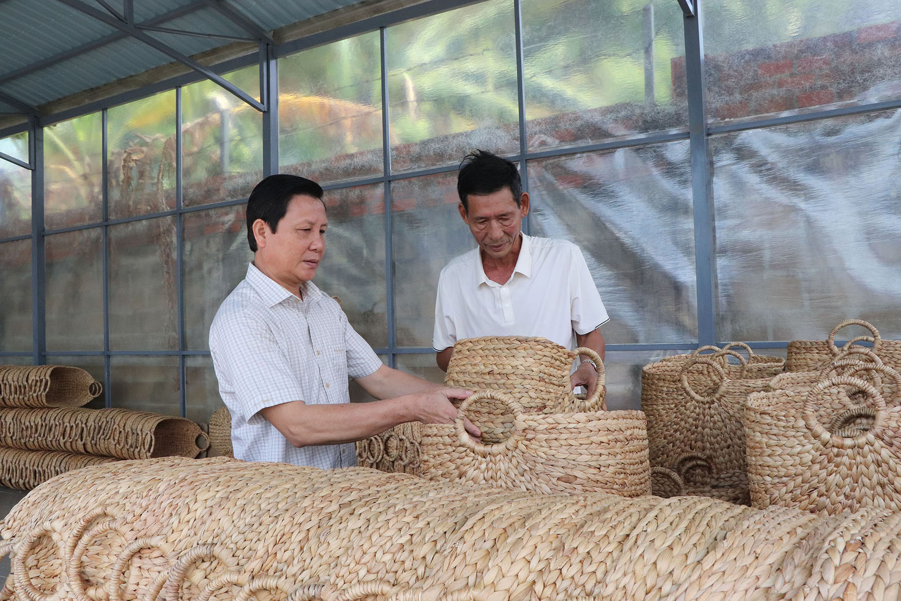 Ông Mai Minh Quang (trái), Chủ tịch Hội Nông dân tỉnh thăm cơ sở sản xuất các mặt hàng thủ công mỹ nghệ của Công ty TNHH SX TM Hiệp Hòa, TT.Long Hải (huyện Long Đất).