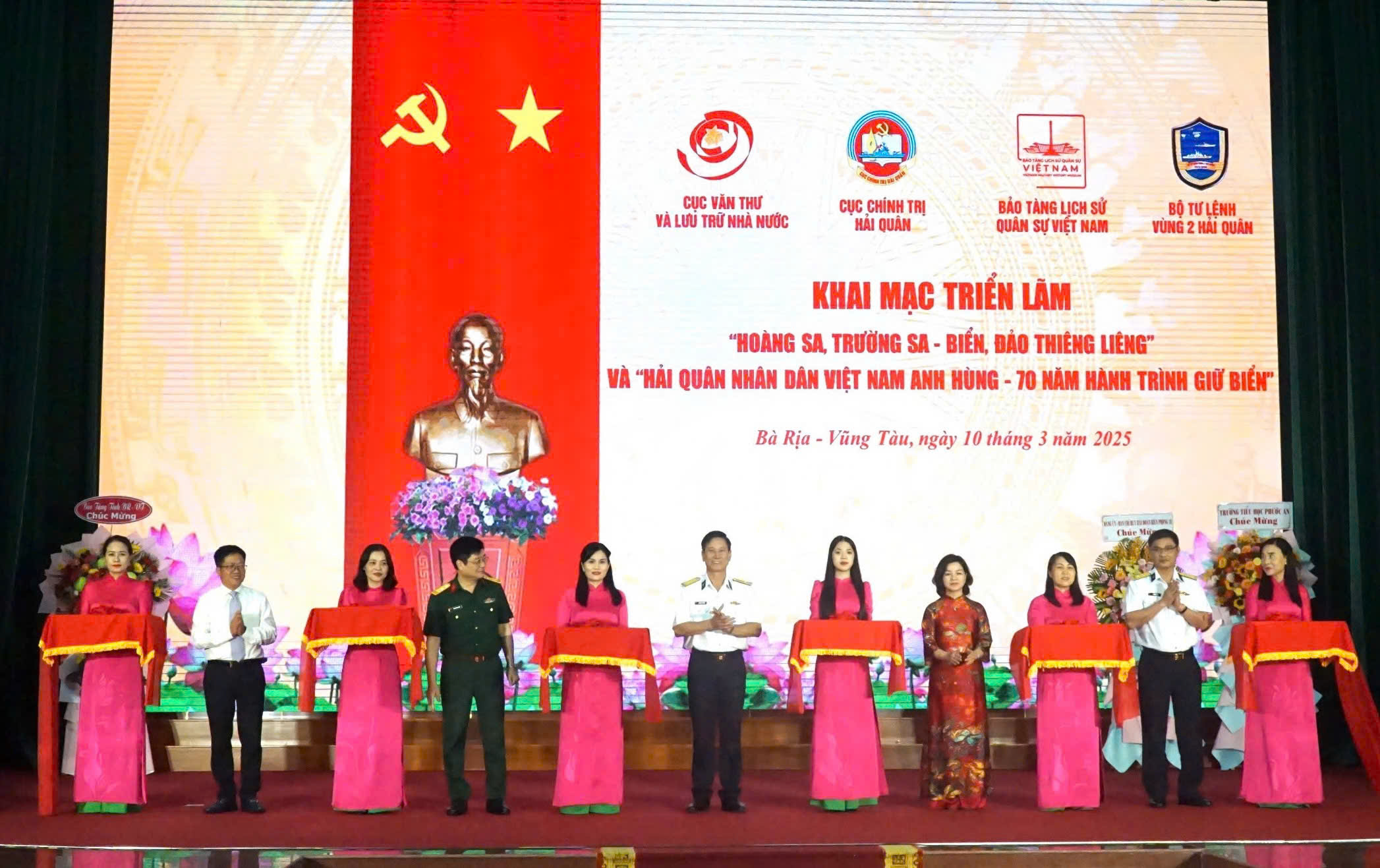 Các đại biểu cắt băng khai mạc triển lãm.