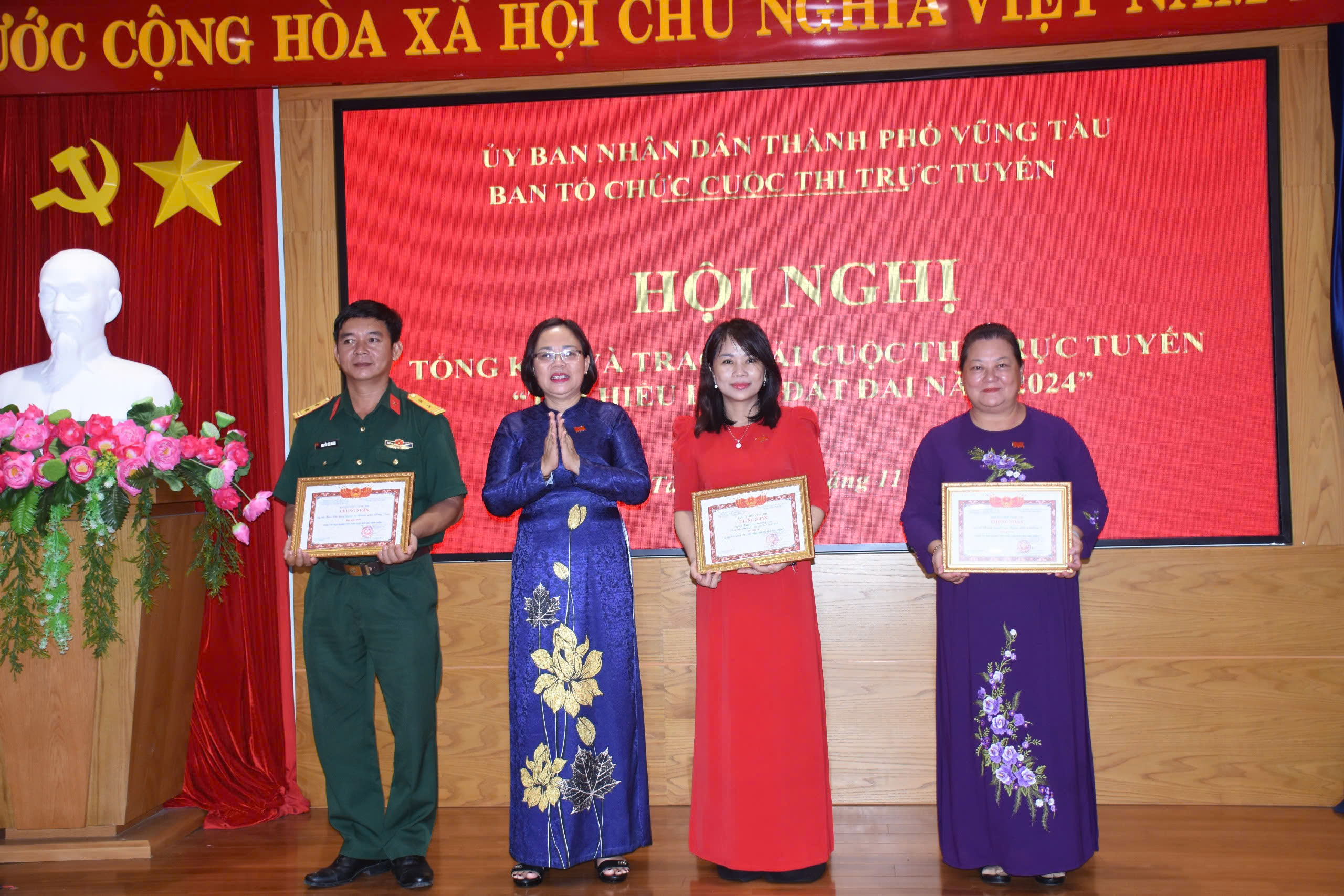 Hội thi trực tuyến “Tìm hiểu Luật Đất đai 2024” giúp nâng cao hiểu biết về Luật Đất đai cho người dân.  Trong ảnh: Lãnh đạo TP.Vũng Tàu khen thưởng các tập thể và cá nhân xuất sắc trong hội thi.