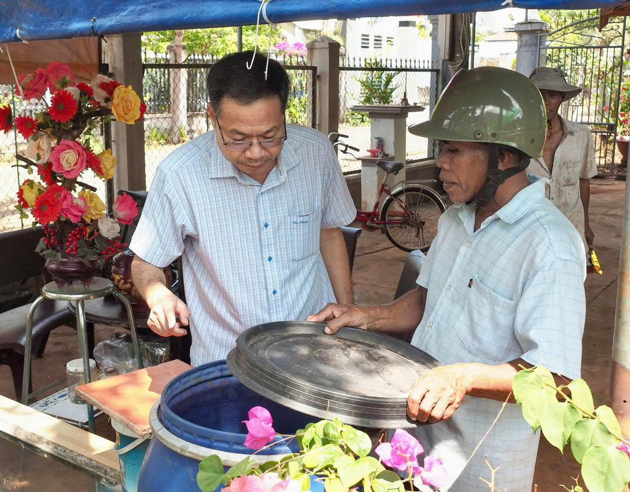 Ngành y tế tiếp tục theo dõi chặt chẽ tình hình các  dịch bệnh truyền nhiểm để chủ động đưa ra các biện pháp phòng, chống bệnh. Trong ảnh: Lãnh đạo Trung tâm Kiểm soát bệnh tật tỉnh giám sát phòng, chống sốt xuất huyết tại huyện Châu Đức.